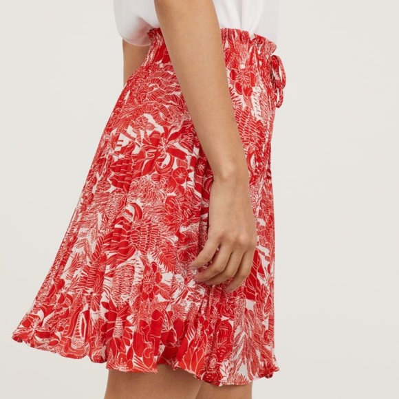 H&M Pleated Skirt in White Red Floral Print XS - Picture 2 of 3